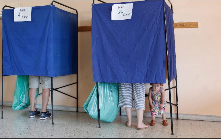 En total, son 21 mil 478 centros de votación donde los ciudadanos acudirán durante este domingo. EFE / K. Tsironis