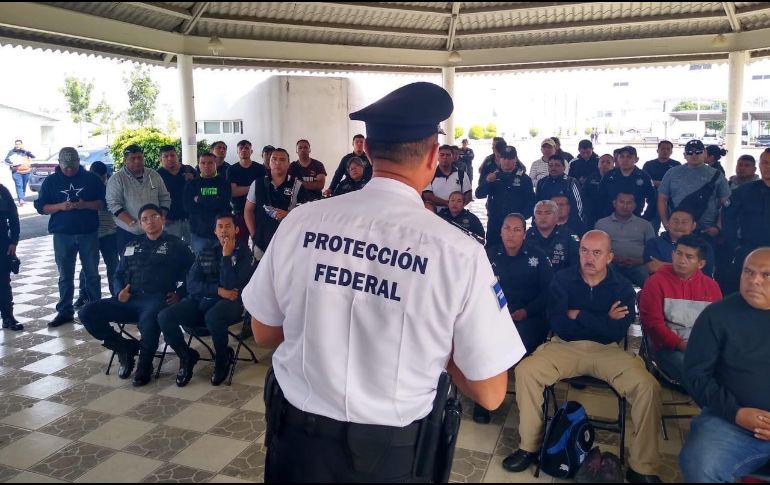 Un elemento del Servicio de Protección Federal habla con policías federales. TWITTER@SSPCMexico