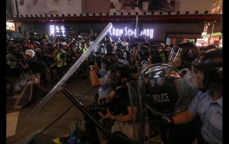 Manifestantes y policías se enfrentan en el distrito Mongkok.