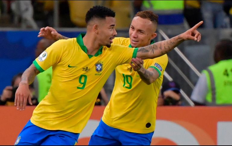 Gabriel Jesús (#9), anotador del segundo gol de Brasil, celebra con Everton (#19), autor del primero. AFP/L. Acosta