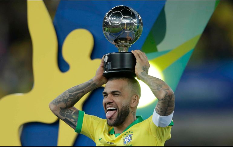 Alves celebra alzando el trofeo que lo acredita como mejor futbolista del certamen. AP/S. Izquierdo