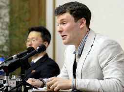 Otto Warmbier (Der.) fue condenado a quince años de cárcel y trabajos forzados por actos hostiles contra Corea del Norte, pero murió 17 meses después de ser encarcelado. AFP/Archivo