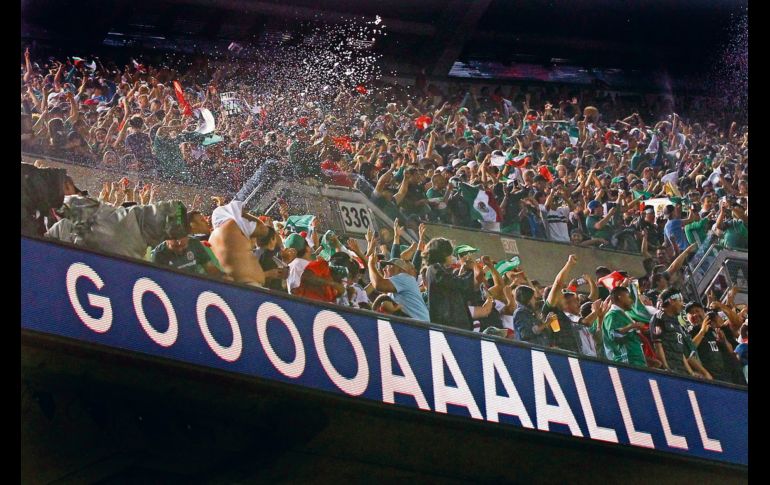 Los miles de aficionados mexicanos presentes en las tribunas del Soldier Field estallaron en júbilo después de la anotación de Jonathan dos Santos. AFP / D. Buell