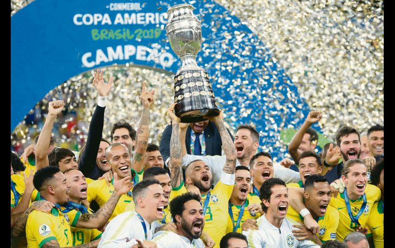 Los jugadores brasileños celebraron eufóricos una conquista más. Pasaron 12 años para que la Canarinha volviera a levantar la copa. EFE 