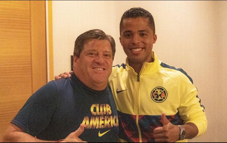 Giovani Dos Santos y el técnico Miguel Herrera comparten la fotografía en redes sociales para dar por confirmado el fichaje. TWITTER / @ClubAmerica
