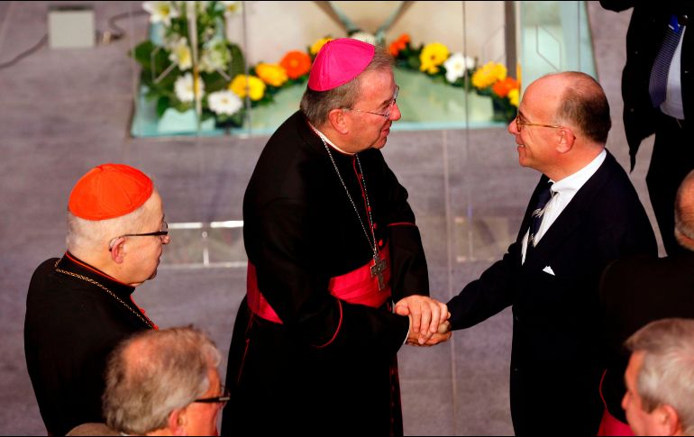 El nuncio apostólico Luigi Ventura (i) le da la mano al ministro del Interior francés, Bernard Cazeneuve, durante la inauguración de la catedral de Notre-Dame de Créteil. AFP/F. Guillot