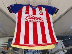 En una tienda deportiva del Centro tapatío, ya se observa lo que sería la nueva playera de Chivas. EL INFORMADOR / S. Rodríguez