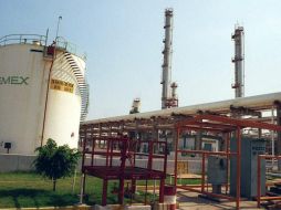 Romero Oropeza resalta que otro de los problemas a los que se enfrentó el gobierno federal fue el decremento en la producción de aceite y gas, que cayó en octubre de 2004. NTX/ARCHIVO