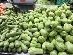 De los 121 productos que integran la canasta básica, 95 tuvieron incrementos como el chayote, servilletas, navajas para rasurar, pan blanco, bolillo, lechuga, entre otros. EL INFORMADOR / ARCHIVO