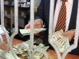 La moneda se compró en un mínimo de 17.80 pesos en sucursales bancarias de la CDMX. EL INFORMADOR/ARCHIVO