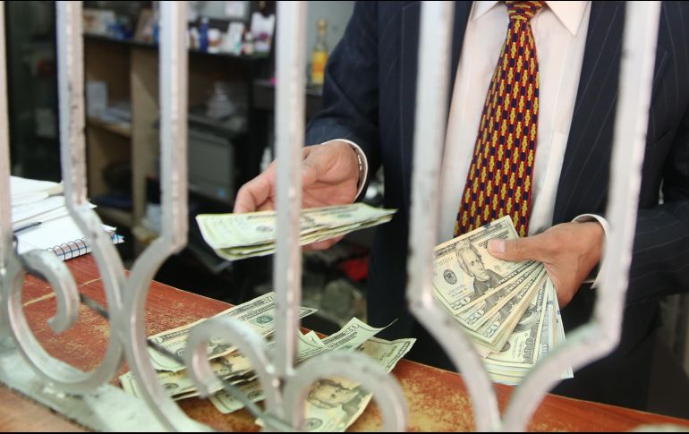 La moneda se compró en un mínimo de 17.80 pesos en sucursales bancarias de la CDMX. EL INFORMADOR/ARCHIVO