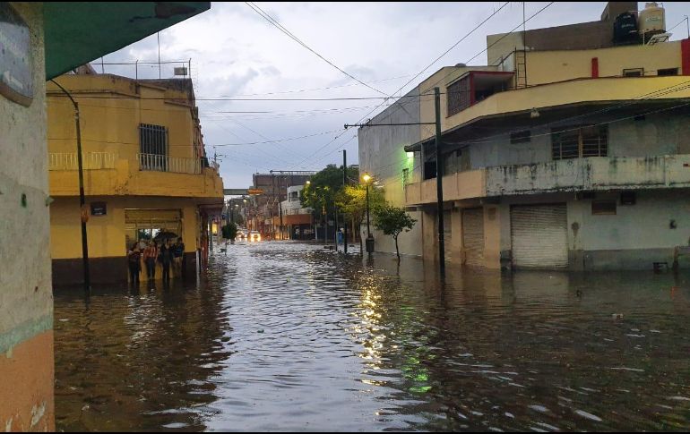 Imagen de la inundación en la Calzada Independencia. EL INFORMADOR / J. Armendáriz
