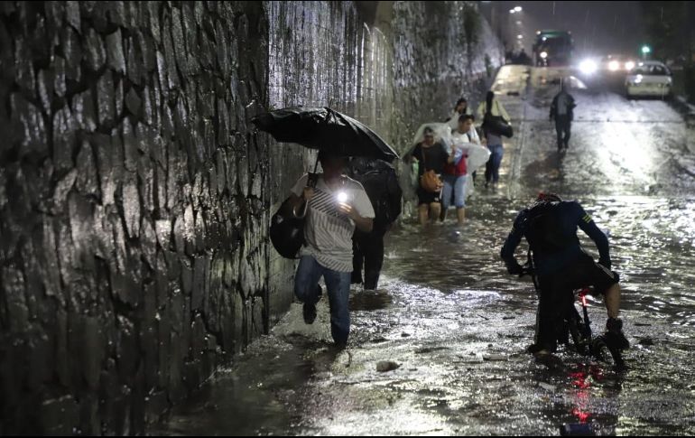 Diversos pasos a desnivel quedaron anegados tras la lluvia. EL INFORMADOR / F. Atilano