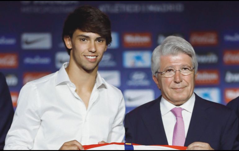 Enrique Cerezo (der.), presidente del Atlético, le dio la bienvenida al portugués. EFE / J. Hidalgo