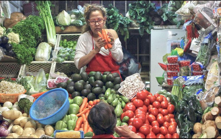 Reportó que los productos con mayores precios al alza fueron pollo, transporte aéreo, aguacate, vivienda propia, chayote, servicios turísticos en paquete, naranja, loncherías, fondas, torterías y taquerías, carne de cerdo y refrescos envasados. EL INFORMADOR/ ARCHIVO