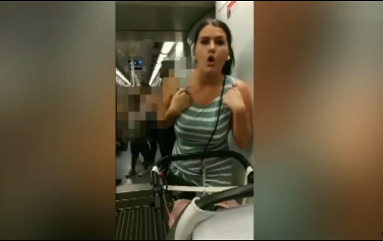 Más tarde, la mujer grabó un video en el que dio a conocer su versión de los hechos. En él, aseguró que su queja no fue por el beso, sino por la intensidad de este frente a los niños. YOUTUBE / EL PAIS