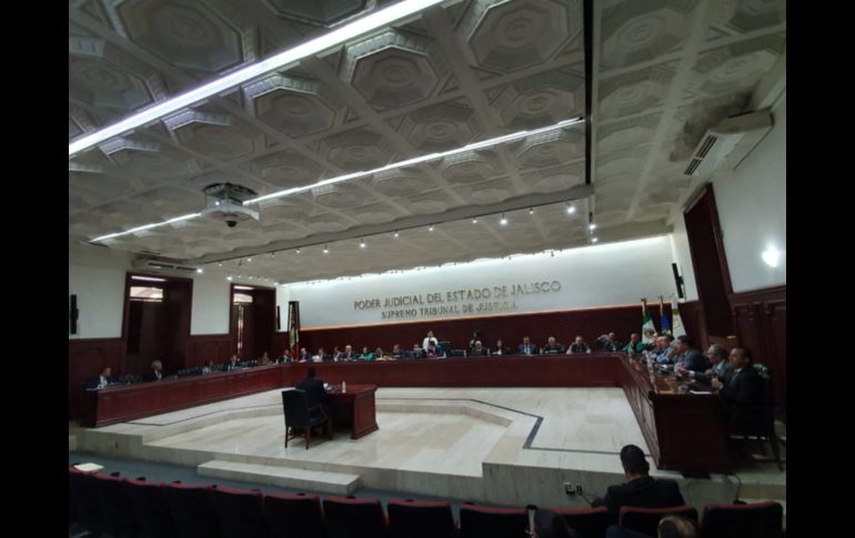 A las afueras del Tribunal, decenas de manifestantes con pancartas y consignas cerraron la vialidad de Av. Hidalgo en el Centro Histórico para exigir que cesen los privilegios de los magistrados con sueldos y haberes de retiro millonario. EL INFORMADOR/ S. Blanco