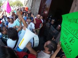A las afueras del Tribunal, decenas de manifestantes con pancartas y consignas cerraron la vialidad de Av. Hidalgo en el Centro Histórico para exigir que cesen los privilegios de los magistrados con sueldos y haberes de retiro millonario. EL INFORMADOR/ A. Camacho