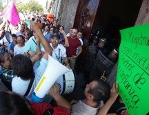 A las afueras del Tribunal, decenas de manifestantes con pancartas y consignas cerraron la vialidad de Av. Hidalgo en el Centro Histórico para exigir que cesen los privilegios de los magistrados con sueldos y haberes de retiro millonario. EL INFORMADOR/ A. Camacho