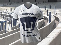 El jersey de local es de color blanco con vivos en azul, cuello y mangas. El Puma del pecho tiene un patrón de inspiración prehispánica que rinde homenaje a jugadores y aficionados. ESPECIAL / @pumas.mx