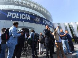 Encabezados por el agente Mario Alberto Lover, no más de 100 uniformados se encuentran frente al edificio central de la corporación esperando las acciones que tomarán para ejercer presión. SUN / A. Martínez