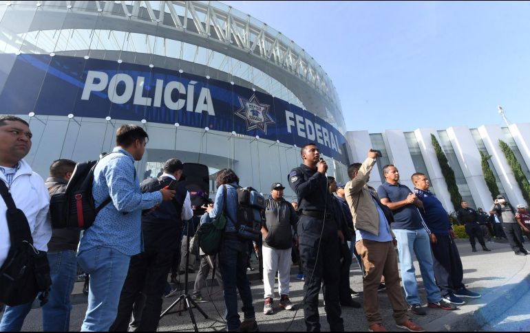Encabezados por el agente Mario Alberto Lover, no más de 100 uniformados se encuentran frente al edificio central de la corporación esperando las acciones que tomarán para ejercer presión. SUN / A. Martínez