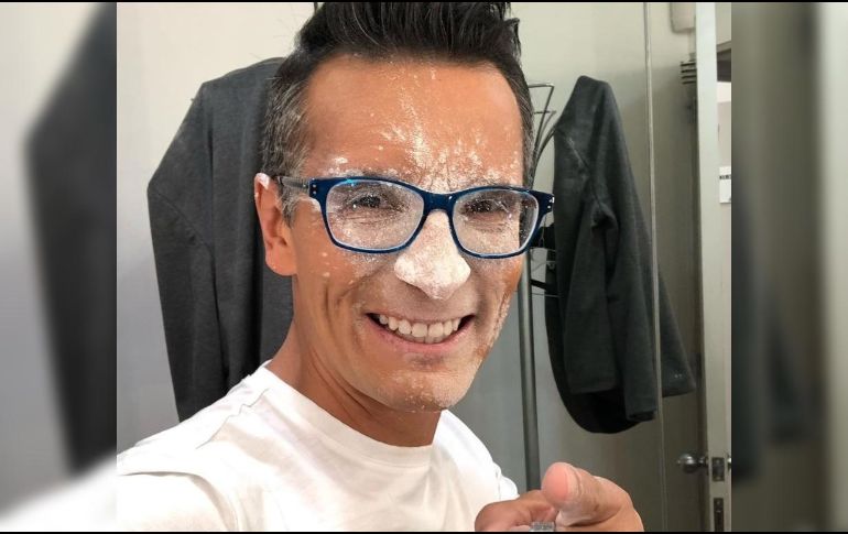 Sepúlveda posó con la cara llena de harina porque perdió en el juego 