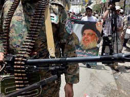 Militantes del Frente Popular para la Liberación de Palestina sostienen un póster del líder de Hizbulá, Sheikh Hassan Nasrallah, durante un mitin contra Israel. EFE/W. Hamzeh