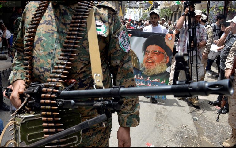 Militantes del Frente Popular para la Liberación de Palestina sostienen un póster del líder de Hizbulá, Sheikh Hassan Nasrallah, durante un mitin contra Israel. EFE/W. Hamzeh