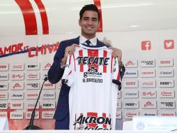 El jugador no solamente está feliz por llegar a Chivas, sino que hasta quiere hacer huesos viejos para retirarse del profesionalismo vistiendo la playera rojiblanca. TWITTER / @Chivas