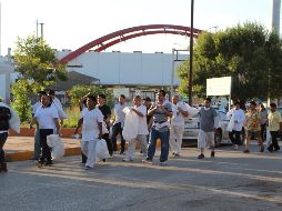 Decenas de hombres entran a México después de ser deportados de Estados Unidos. EFE/A. Pineda