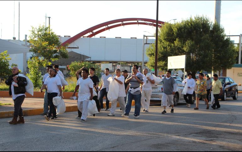 Decenas de hombres entran a México después de ser deportados de Estados Unidos. EFE/A. Pineda