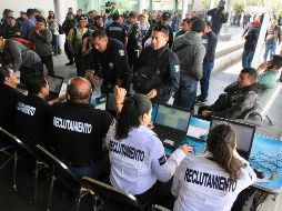 Policías federales hacen filas en las mesas del Programa de Atracción de Talento en el Centro de Mando, en Iztapalapa.  NOTIMEX/J. Lira