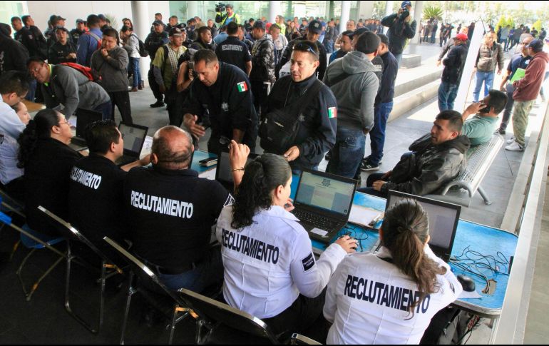 Policías federales hacen filas en las mesas del Programa de Atracción de Talento en el Centro de Mando, en Iztapalapa.  NOTIMEX/J. Lira