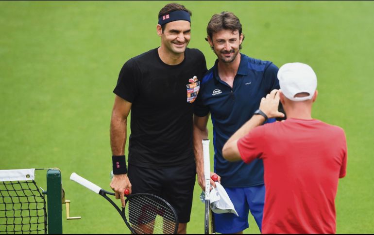 Roger Federer (izq.) entrenó con el retirado Juan Carlos Ferrero, antes de su duelo de hoy ante Kei Nishikori. AFP / B. Stansall
