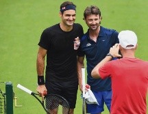 Roger Federer (izq.) entrenó con el retirado Juan Carlos Ferrero, antes de su duelo de hoy ante Kei Nishikori. AFP / B. Stansall
