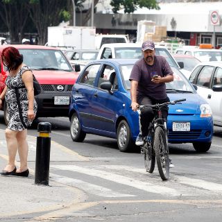 Buscan prohibir que ciclistas usen celular y audífonos