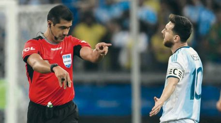 Zambrano discute con Lionel Messi, durante el partido que tuvo más controversia en una de por sí complicada Copa América. AFP