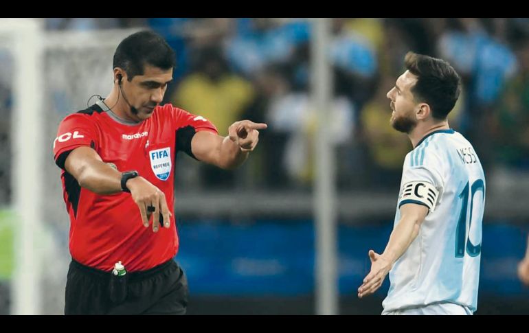 Zambrano discute con Lionel Messi, durante el partido que tuvo más controversia en una de por sí complicada Copa América. AFP