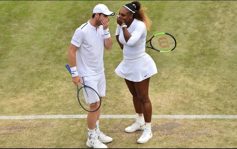 Murray queda fuera en todas las modalidades en las que competía en Londres; Serena, por su parte, sigue viva en individuales y buscará el boleto a la final este jueves. AFP / G. Kirk
