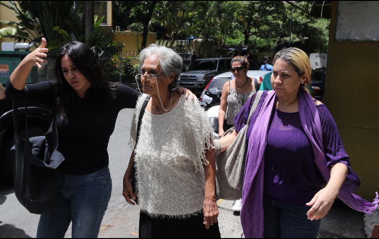 Carmen Arévalo de Acosta, madre del capitán venezolano Rafael Acosta Arévalo, sale de la morgue de Bello Monte, este miércoles en Caracas. EFE/M. Gutiérrez
