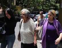 Carmen Arévalo de Acosta, madre del capitán venezolano Rafael Acosta Arévalo, sale de la morgue de Bello Monte, este miércoles en Caracas. EFE/M. Gutiérrez