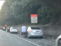 Un video muestra a varias personas saliendo de sus autos para recoger billetes. TWITTER/@JoeHenke