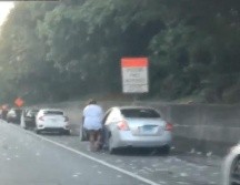 Un video muestra a varias personas saliendo de sus autos para recoger billetes. TWITTER/@JoeHenke