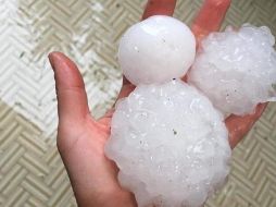 Reportaron que los granizos tenía el tamaño de naranjas, los cuales provocaron daños severos a techos y automóviles. TWITTER / @StormchaserUKEU