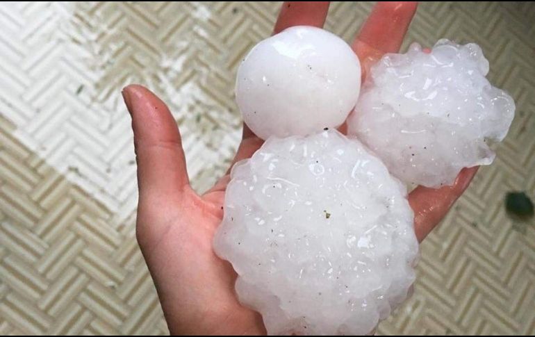 Reportaron que los granizos tenía el tamaño de naranjas, los cuales provocaron daños severos a techos y automóviles. TWITTER / @StormchaserUKEU