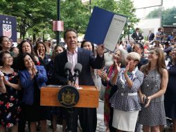 Andrew Cuomo, Gobernador de Nueva York, muestra la proclamación de la ley que prohíbe la brecha salarial por género. EFE/Oficina Gobernador de Nueva York
