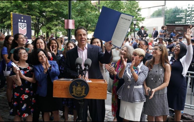 Andrew Cuomo, Gobernador de Nueva York, muestra la proclamación de la ley que prohíbe la brecha salarial por género. EFE/Oficina Gobernador de Nueva York