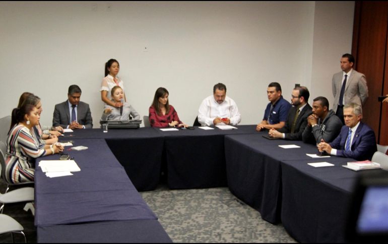 La Senadora Cludia Anaya, presidió la reunión de Enrique Carpizo, abogado de los elementos de la Policía Federal. NOTIMEX/G. Granados