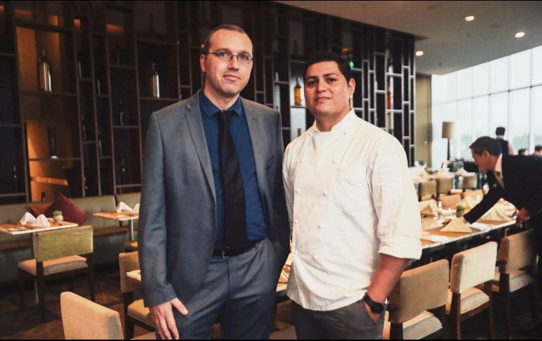 Olivier Pont, director de Alimentos y Bebidas del Hotel Westin Guadalajara, y el chef Enrique González. EL INFORMADOR / G. Gallo